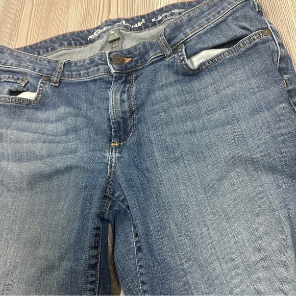 Eddie Bauer Denim Bermuda Shorts Women’s 12 Medium Wash Casual Summer Vacation - Picture 2 of 5